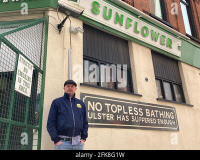 Pedro Donald, Le propriétaire du Sunflower Bar de Belfast a déclaré craindre qu'il ne puisse pas rouvrir vendredi, alors que l'hospitalité en plein air en Irlande du Nord est autorisée à rouvrir pour la première fois depuis le dernier verrouillage commencé en décembre après avoir été informé que son espace extérieur n'est pas conforme à exigences. Date de la photo : jeudi 29 avril 2021. Banque D'Images