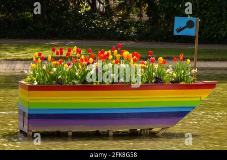 Rainbow Boat NHS hommage, Burnby Hall Gardens Banque D'Images