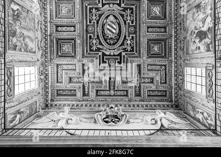 Photo en noir et blanc montrant un plafond en bois décoré à l'intérieur de noble palais de Rome Banque D'Images