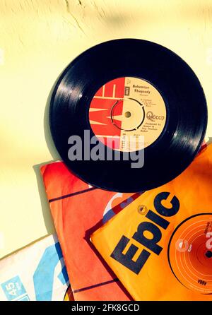Bohemian Rhapsody par Queen 7 pouces 45 tr/min simple vinyle et pochettes d'enregistrement sur fond jaune. Concept de souvenirs, nostalgie, antan Banque D'Images