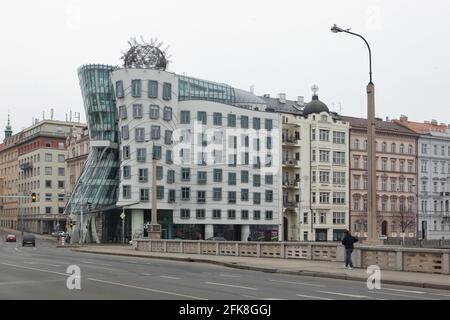 Maison de danse (Tančící dům) conçue par les architectes Vlado Milunić et Frank Gehry (1996) à Nové Město (Nouvelle ville) Prague, République Tchèque. La maison des revenus située à côté de la maison dansante à droite est la maison où le président tchèque Václav Havel est né depuis plus de 40 ans. Banque D'Images