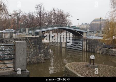 Pont à pied vers l'île de Dětský (Dětský ostrov) dans la Vltava dans le quartier de Smíchov à Prague, République tchèque. Le pont conçu par l'architecte moderniste tchèque Vlastislav Hofman et l'ingénieur russe Mikhail Kovalevsky (Michail Kovalevskij) a été construit de 1933 à 1941. L'île Dětský (l'île des enfants) était auparavant connue sous le nom d'île Židovský (l'île juive). Le Théâtre national (Národní divadlo) est vu en arrière-plan. Banque D'Images