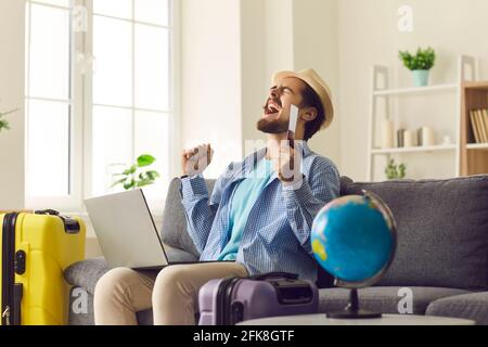 Un homme excité qui voyage dans un chapeau criant faisant le geste du gagnant avec poings Banque D'Images