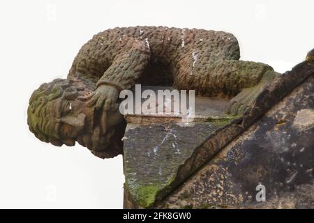 Gargoyle sous la forme d'un petit garçon craquant sur l'église Saint-Martin au mur (Kostel svateho Martina ve zdi) à Staré Město (vieille ville) à Prague, République tchèque. Selon la légende, le petit garçon a été transformé en pierre parce qu'il a utilisé le temps pour jouer des tours sales dans le toit de l'église. Banque D'Images