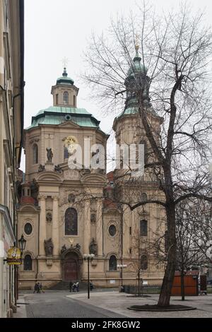 Eglise Saint-Nicolas (Kostel svateho Mikuláše) sur la place de la Vieille ville de Prague, République Tchèque. Banque D'Images