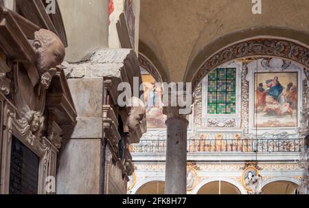 Détail des têtes mâles sculptées sur les tombes murales à l'intérieur de l'ancien Église catholique de Rome Banque D'Images