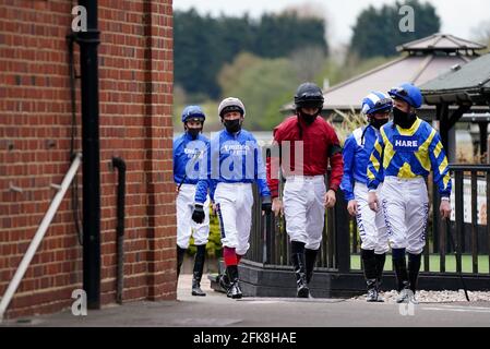 Jockey Frankie Dettori (2ème à gauche) et d'autres jockeys font leur chemin au départ avant le Télécharger l'application aux courses Novice Stakes à l'hippodrome de Lingfield Park. Date de la photo : jeudi 29 avril 2021. Banque D'Images