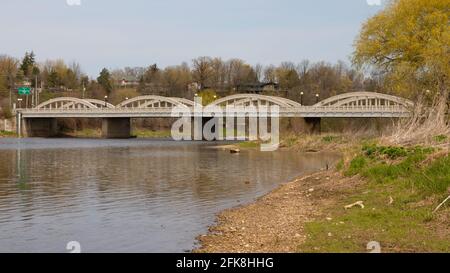 Pont-arc à travées multiples au-dessus de la rivière Grand à Kitchener (Bridgeport). Kitchener Ontario Canada. Banque D'Images