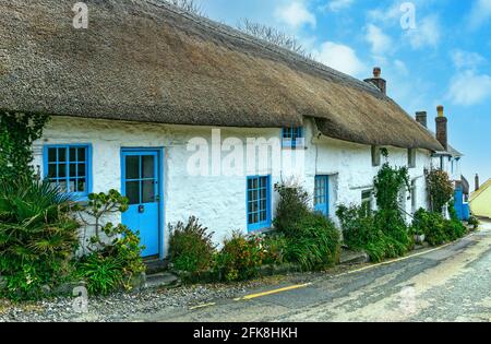 Chalets de pêcheurs traditionnels dans le village de cadgwith sur le péninsulaire de lézard en cornouailles en angleterre Banque D'Images