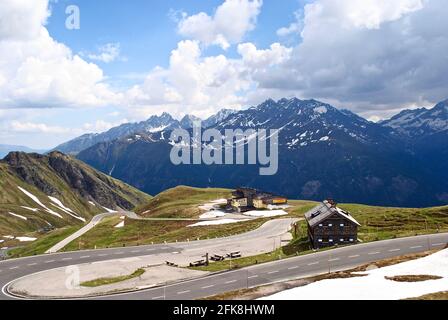 Maison d'hôtes de montagne (Berggasthof) Wallackhaus sur la grande route alpine Grossglockner (Großglockner-Hochalpenstraße) dans le parc national Hohe Tauern. Banque D'Images