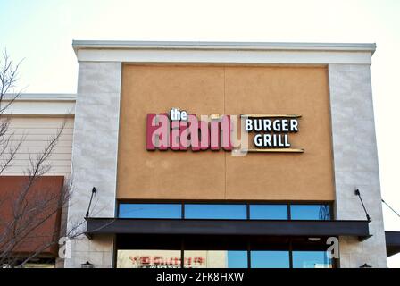 Le restaurant-grill Habit Burger est une chaîne de restaurants américains rapides et décontractés qui se spécialise dans les hamburgers grillés. Siège social à Irvine, Californie. Banque D'Images