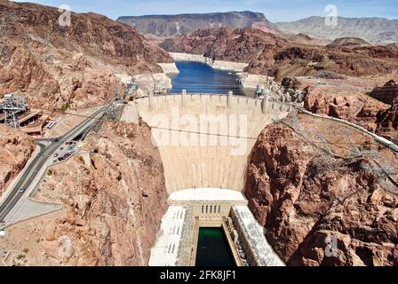 Barrage Hoover vu depuis le pont commémoratif Mike O'Callaghan–Pat Tillman. Lac Mead entre l'Arizona et le Nevada. Barrage-voûte en béton du Colorado. Banque D'Images