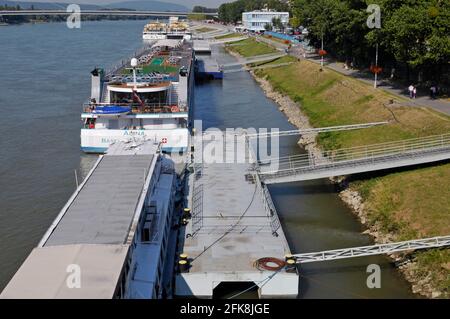 Barges et tours-bateaux amarrés sur le Danube à Bratislava, Slovaquie Banque D'Images