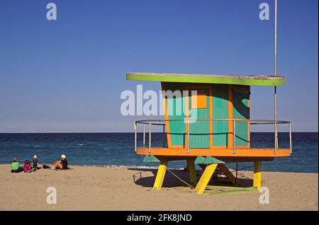 Refuge de sauveteurs et une famille assise sur la plage de Miami Beach, Floride, États-Unis Banque D'Images