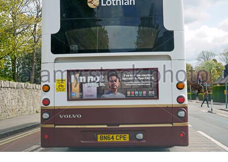 Un bus Lothian d'Édimbourg avec des messages du gouvernement écossais sur le vaccin Covid-19, Édimbourg, Écosse Banque D'Images