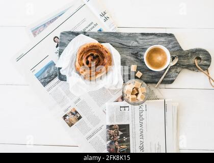 Petit déjeuner minimaliste / style scandinave. Parquet blanc, sucre, café et pain danois. Banque D'Images