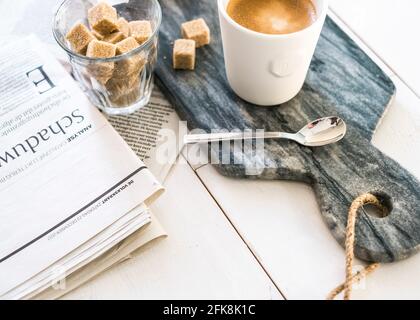 Petit déjeuner minimaliste / style scandinave. Parquet blanc, sucre, café et pain danois. Banque D'Images