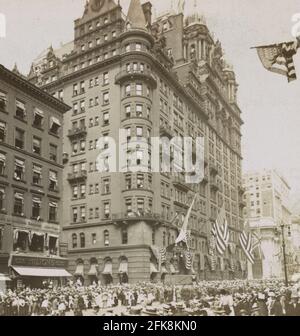 Waldorf-Astoria Hotel; Fifth Avenue et 33ème rue, New York, pendant un événement patriotique, 1917 Banque D'Images