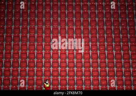 Photo du dossier datée du 15-04-2021, d'UNE balle de fille assise seule dans les tribunes pendant le match du championnat Sky Bet au stade AESSEAL New York, Rotherham. Date de publication : mardi 2 février 2021. Banque D'Images