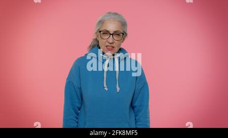 Contrarié fatigué triste aîné vieille femme granny s'ennuyer expression indifférente pas intéressé par la communication Banque D'Images