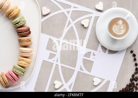 Tasses à café, macarons, cercles de séquence Fibonacci. Espresso, perfection savoureuse. Concept Golden ratio. Vue de dessus, pose à plat, illustration papier Banque D'Images