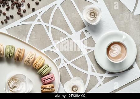 Tasses à café, macarons, cercles de séquence Fibonacci. Espresso, perfection savoureuse. Golden ratio concept, fleurs en papier, roses blanches. Vue de dessus, plan d'appartement Banque D'Images