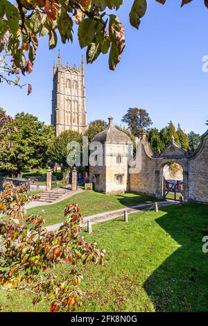 L'église St James et les loges de Jacobean à Campden House, dans la ville de Chipping Campden, dans les Cotswolds, Gloucestershire, Royaume-Uni Banque D'Images