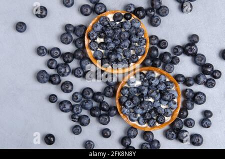 Délicieux desserts de mini tarte aux myrtilles avec baies fraîches. Pose à plat Banque D'Images