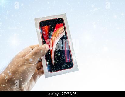 IPhone se Édition spéciale 2e génération en couleur rouge produit - paquet contre ciel blanc clair objet héros Banque D'Images