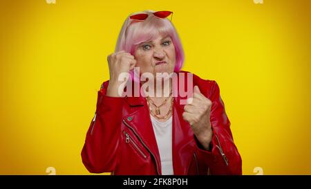 Aggressive colère senior granny femme essayant de se battre à la caméra, secouant poing, boxe, punition Banque D'Images