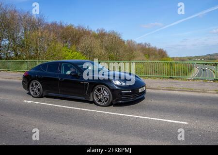 2013 Porsche Panamera D V6 Tiptronic 2967 diesel ; circulation automobile, véhicules en mouvement, voitures, véhicule roulant sur les routes britanniques, moteurs, conduite sur l'autoroute M6 réseau routier britannique. Banque D'Images