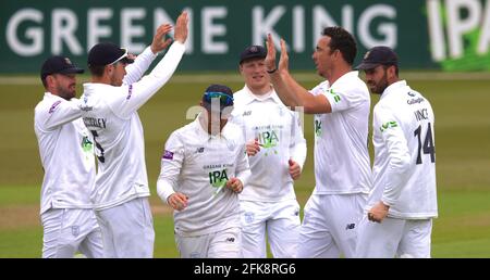 Londres, Royaume-Uni. 29 avril 2021. Kyle Abbott du Hampshire célèbre avec ses coéquipiers après avoir reçu le cricket de Mark Stoneman alors que Surrey prend le Hampshire dans le County Championship au Kia Oval, premier jour. Credit: David Rowe/Alay Live News Banque D'Images