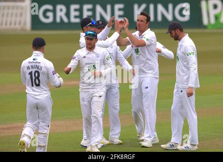 Londres, Royaume-Uni. 29 avril 2021. Kyle Abbott du Hampshire célèbre avec ses coéquipiers après avoir reçu le cricket de Mark Stoneman alors que Surrey prend le Hampshire dans le County Championship au Kia Oval, premier jour. Credit: David Rowe/Alay Live News Banque D'Images