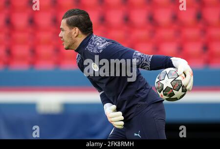 Ederson, gardien de but de Manchester City, s'échauffe avant la demi-finale de la Ligue des champions de l'UEFA, première étape, au Parc des Princes à Paris, en France. Date de la photo: Mercredi 28 avril 2021. Banque D'Images