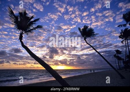 Dominikanische Republik, Sonnenaufgang am Strand von Punta Cana Banque D'Images