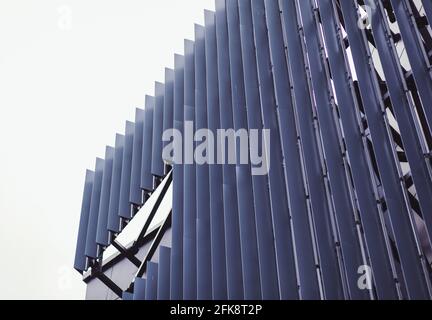 Panneaux muraux métalliques verticaux. Fragment d'intérieur minimaliste de bâtiment d'affaires. Banque D'Images