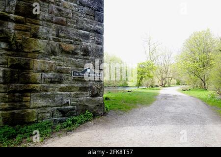 Le parc Torrs Riverside, borde la rivière Goyt à New Mills, dans le Derbyshire Banque D'Images