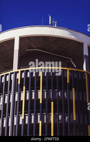 parking en spirale moderne pour les voitures dans le centre commercial Banque D'Images