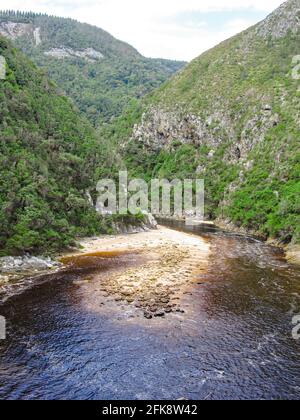 L'embouchure de la rivière Loitterings, était elle sortie par une gorge étroite dans les montagnes Tsitsikamma le long de la côte sud de l'Afrique du Sud Banque D'Images