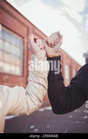 Bosse du coude. Un nouvel accueil pour éviter la propagation du coronavirus. Couple amis se rencontrent dans la rue et au lieu de saluer avec un câlin ou une poignée de main Banque D'Images