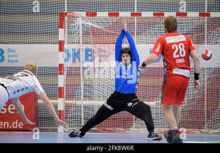 Eat, Allemagne. 25 avril 2021. Projection de but par Patrick WIENCEK l. (KI) versus goalwart Sebastian BLISS (E), duels, action, handball 1. Bundesliga, 12ème jour de match, TUSEM Essen (E) - THW Kiel 27:31, le 25 avril 2021 dans E ssen/Allemagne € | usage dans le monde crédit: dpa/Alay Live News Banque D'Images