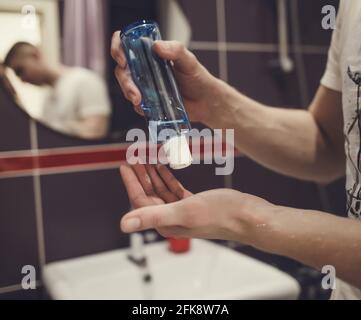 Mains en pressant le savon pour se laver les mains avec du savon à prévenir la propagation des germes et des bactéries Banque D'Images