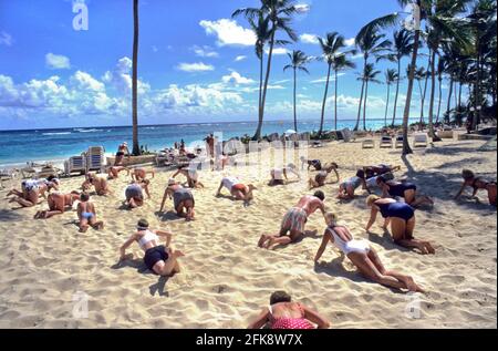 Dominikanische Republik, animation für Urlauber, Am Strand von Punta Cana. Quartier de Bavaro. Banque D'Images