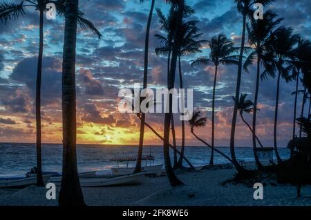 Dominikanische Republik, Sonnenaufgang am Strand von Punta Cana Banque D'Images