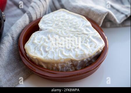 Collection de fromages, fromages français de la région normande, neufchatel en forme de coeur gros plan Banque D'Images