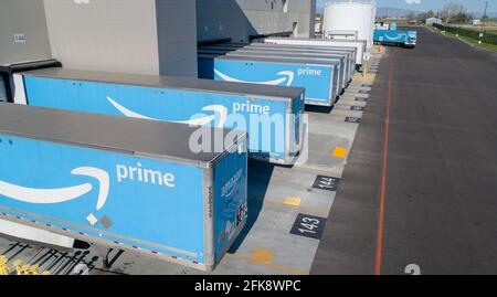 chariots amazon en attente de chargement pour livraison Banque D'Images