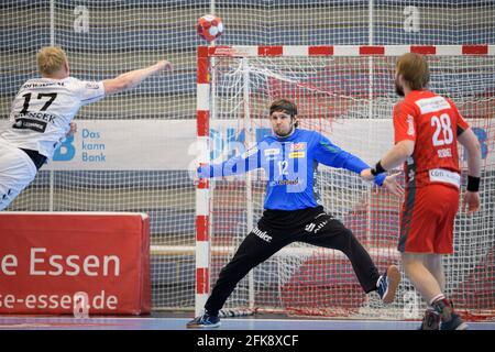 Eat, Allemagne. 25 avril 2021. Projection de but par Patrick WIENCEK l. (KI) versus goalwart Sebastian BLISS (E), duels, action, handball 1. Bundesliga, 12ème jour de match, TUSEM Essen (E) - THW Kiel 27:31, le 25 avril 2021 dans E ssen/Allemagne € | usage dans le monde crédit: dpa/Alay Live News Banque D'Images