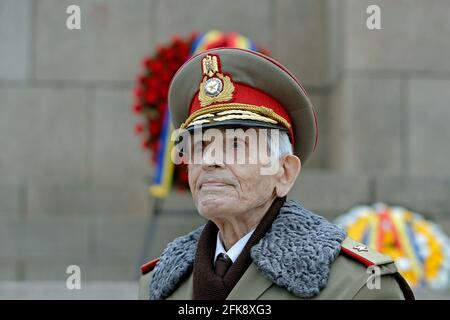 (210429) -- BUCAREST, le 29 avril 2021 (Xinhua) -- UN vétéran de la Seconde Guerre mondiale assiste à un événement marquant la Journée des anciens combattants à Bucarest, Roumanie, le 29 avril 2021. (Photo de Cristian Cristel/Xinhua) Banque D'Images