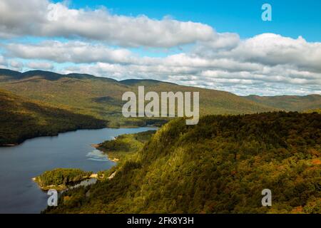 Vue panoramique sur le parc du Mont Tremblant et le lac Monroe Banque D'Images