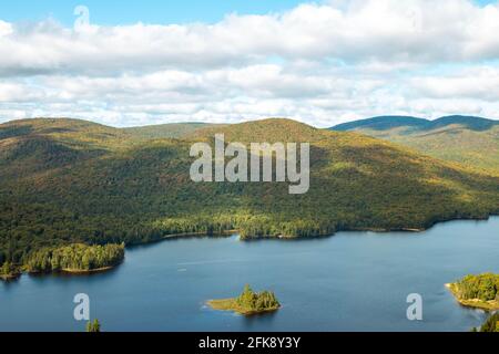 Vue panoramique sur le parc du Mont Tremblant et le lac Monroe Banque D'Images